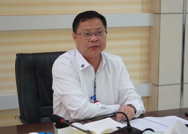 聚焦自治县两会陈代昌参加人大代表团分团讨论