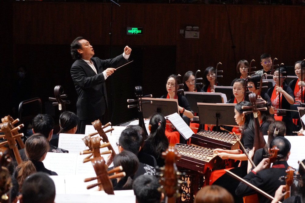 首演音乐会由我国著名指挥家,广东民族乐团音乐总监张列担任指挥,广东