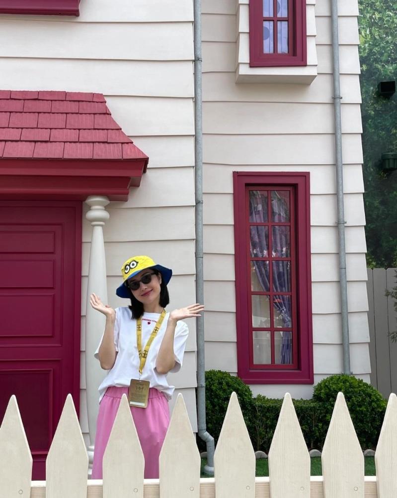 董花花带娃现身环球影城,试戴恐龙帽太搞怪,张大奕