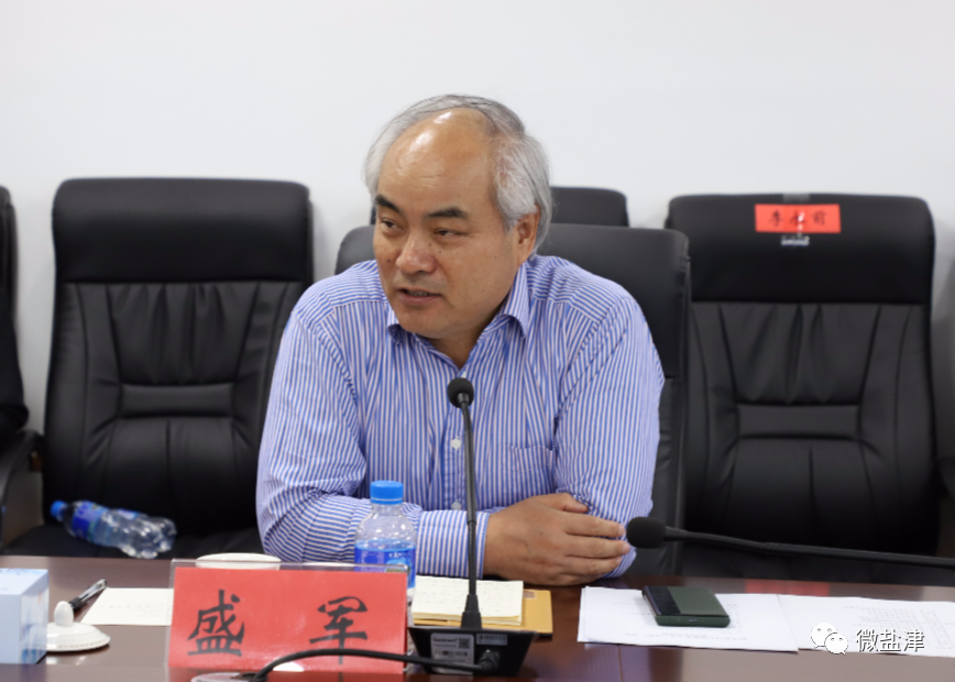 在双方共同见证下,盐津县委副书记,县长宋廷柱与云南农业大学校长盛军