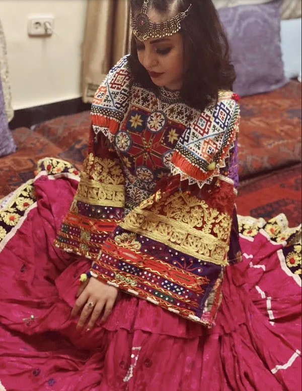 海外阿富汗妇女秀衣服照片称全包罩袍是外来的女装难看又不便