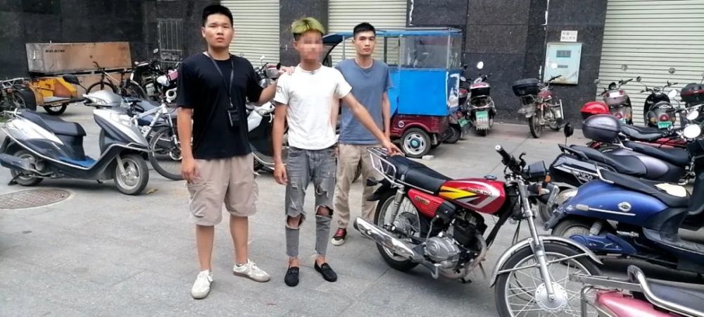 犯罪嫌疑人指认盗窃摩托车作案现场