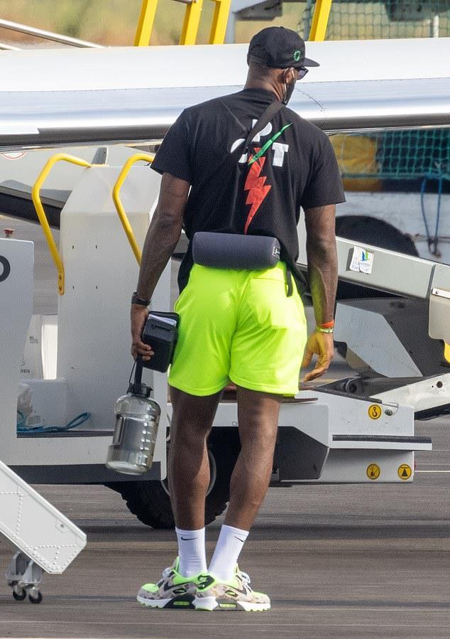 詹皇乘坐私人飞机返回洛杉矶,随身携带大号水壶,绿色短裤太抢镜