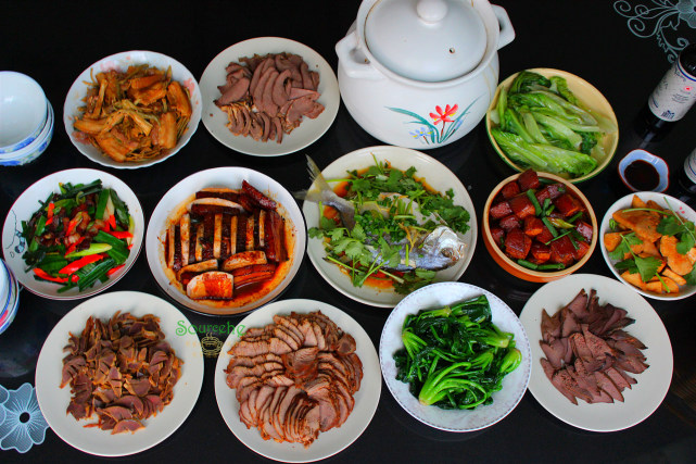 中秋团圆宴,十二菜一汤,网友:四道下酒菜,团圆饭吃得爽