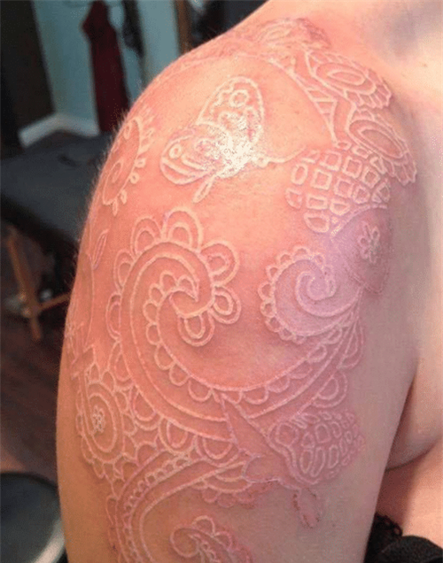 用鸽子血纹身,为何当时看不出,一到喝酒就显现出来,怎么回事?