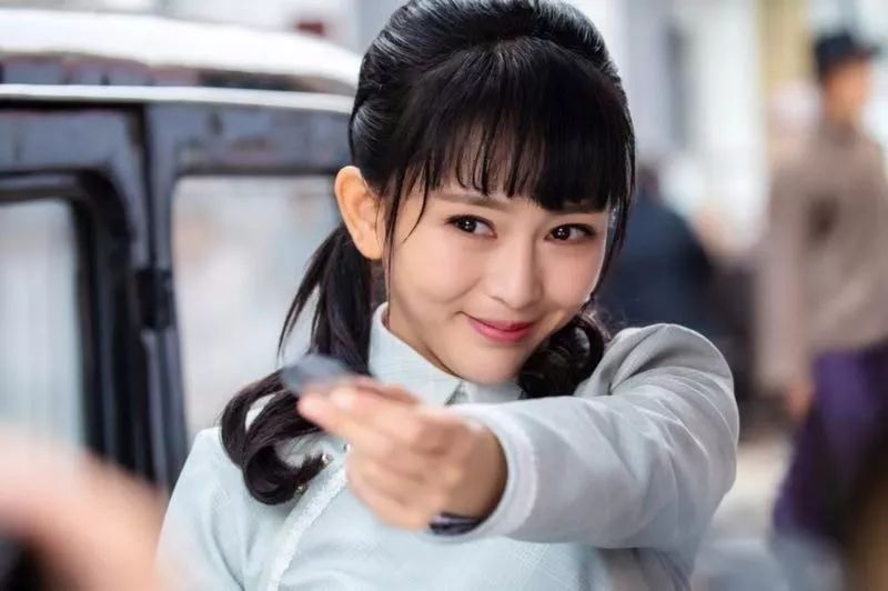 在电视剧《铁道风云》中,夏一瑶扮演的女主角潘桃是一位爱国青年,应该