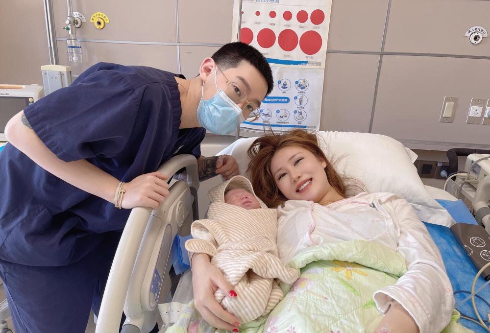 歌手弹壳官宣二胎产女喜讯像极爸爸复制粘贴妻子分享生产经历
