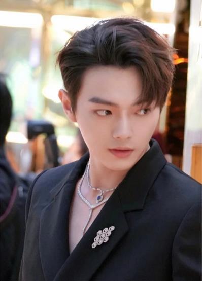 许凯被爆合约到期不再续约,于正公开回应:许凯是一哥