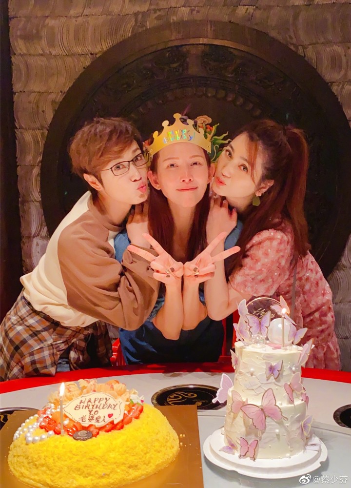 蔡少芬生日晒全家福