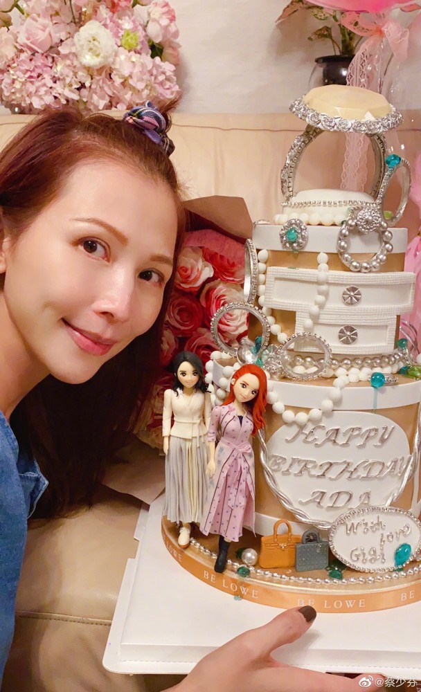 蔡少芬生日晒全家福