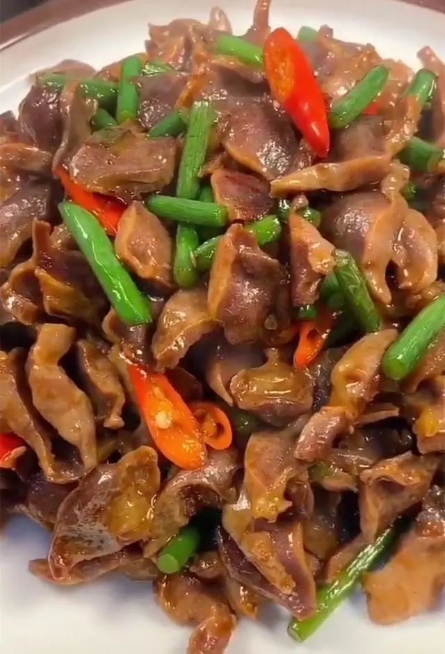 蒜薹爆炒鸡胗的家常做法,开胃健脾鲜脆爽口,香辣过瘾味道棒