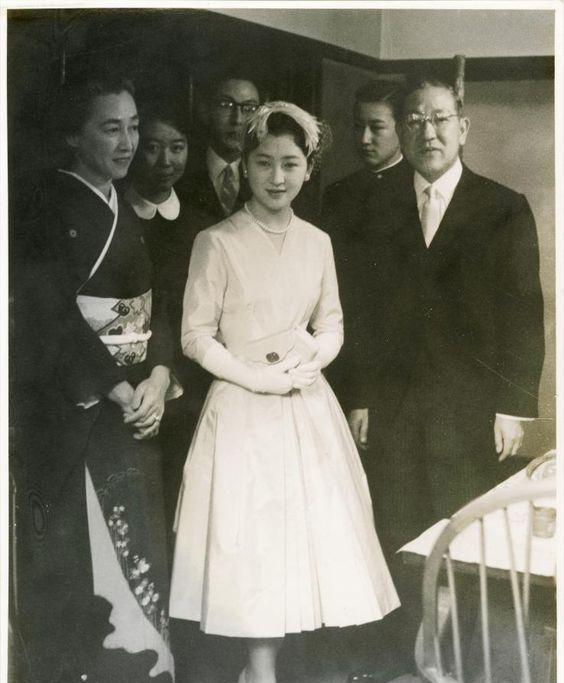 就比如日本上皇后美智子,她的父亲是一家企业的董事长,虽然家世较好