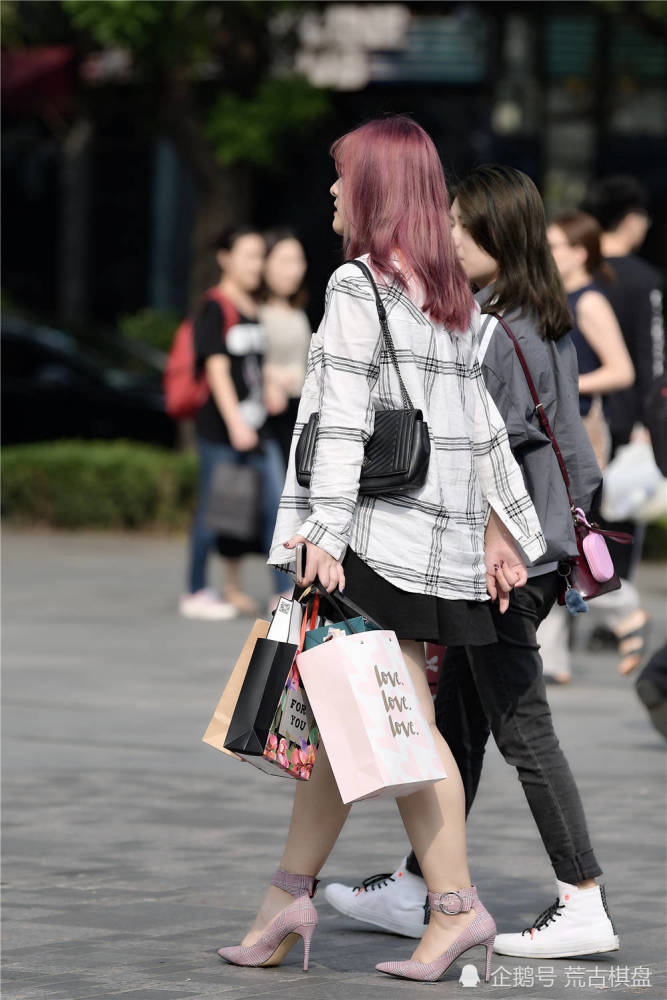 穿着格子尖头细跟鞋的姑娘,到时尚街区,不能空手回家