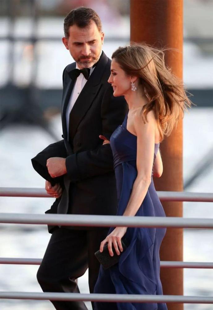 197的西班牙国王搂着167的王后:郎情妾意17年,爱情一开始就很甜