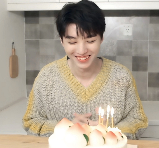 王俊凯虽然马上22岁,内心还有小孩子的一面,工作室四周年买了一个蛋糕