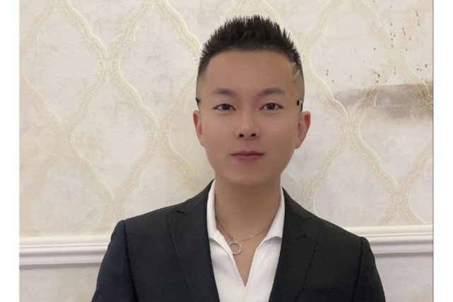 出身环境胜仔生在一个安徽普通家庭,父母很早离异,叛逆的他初中没上完