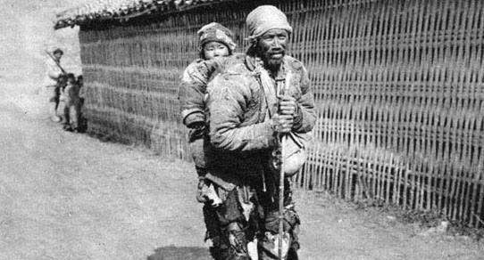 老北京的乞丐中,有一类"贵族",连打狗棍都和别人不一样