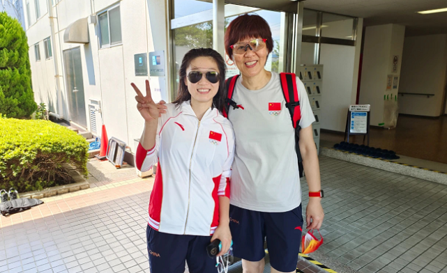 争议安家杰看台上脚踩座椅不满裁判判罚或正式接班郎平