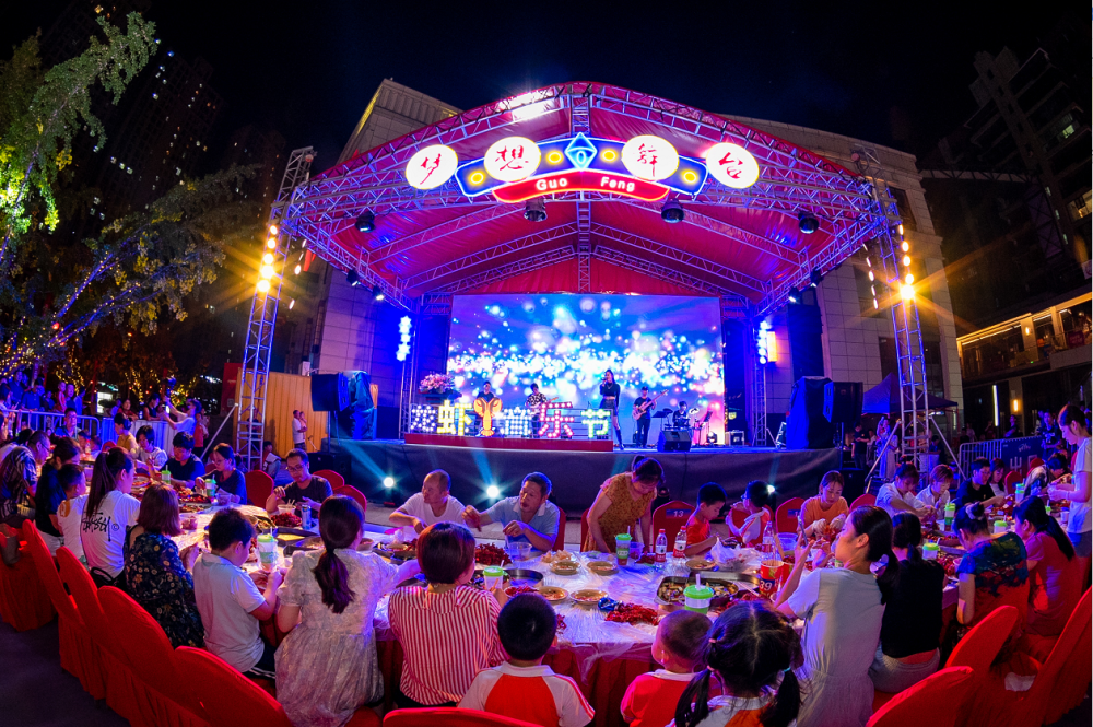 30米长全虾宴上桌吃香喝辣第八届龙虾音乐节开吃