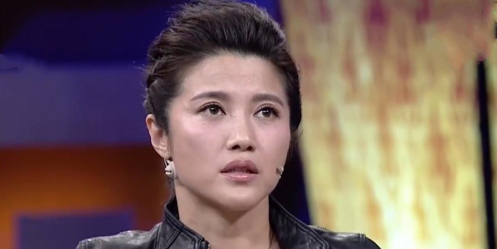 著名演员颜丙燕:8夺影后却不温不火,为母散尽家财,48岁仍单身