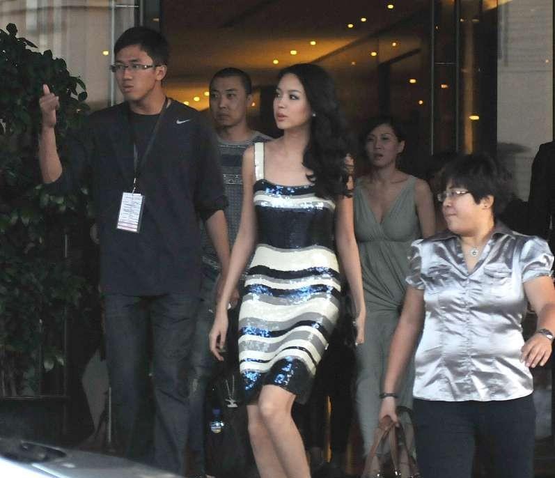 熊黛林和世界小姐冠军同台,虽然穿了短裙,却没张梓琳穿的显腿长