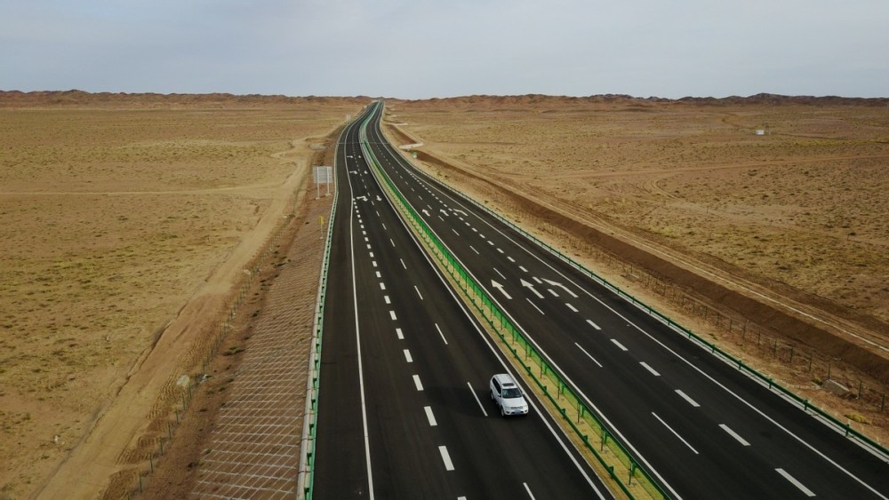 京新高速公路地处沙漠无人地带中国为何非修不可