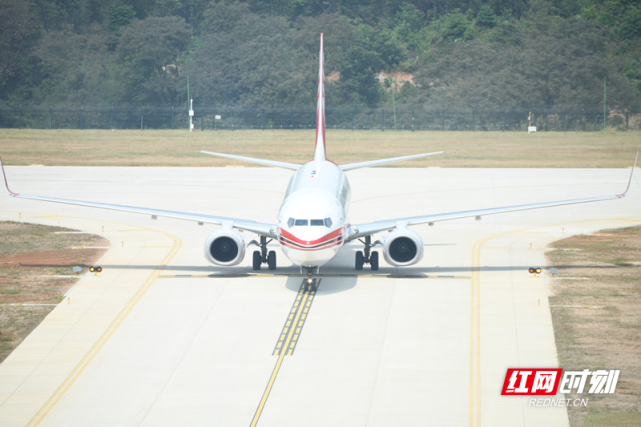 北湖机场首航到达飞机.9月16日,郴州北湖机场成功迎来首航.