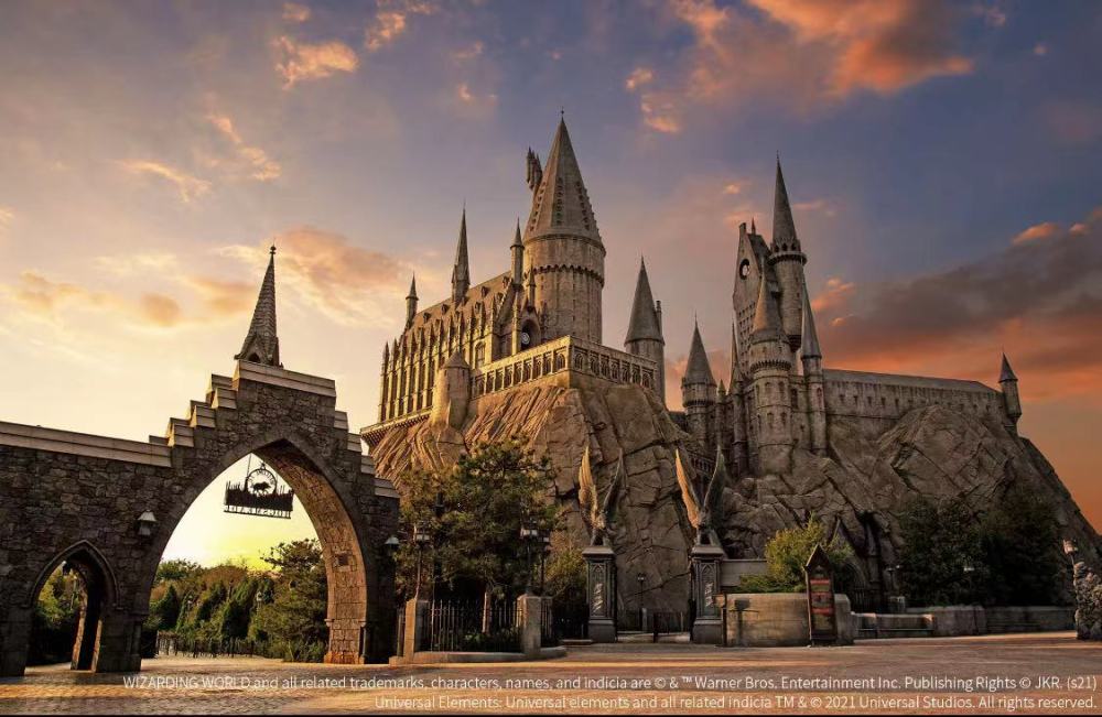 据介绍,今年9月,张某鹤以每张400元的价格从环球影城员工王某辰,林某