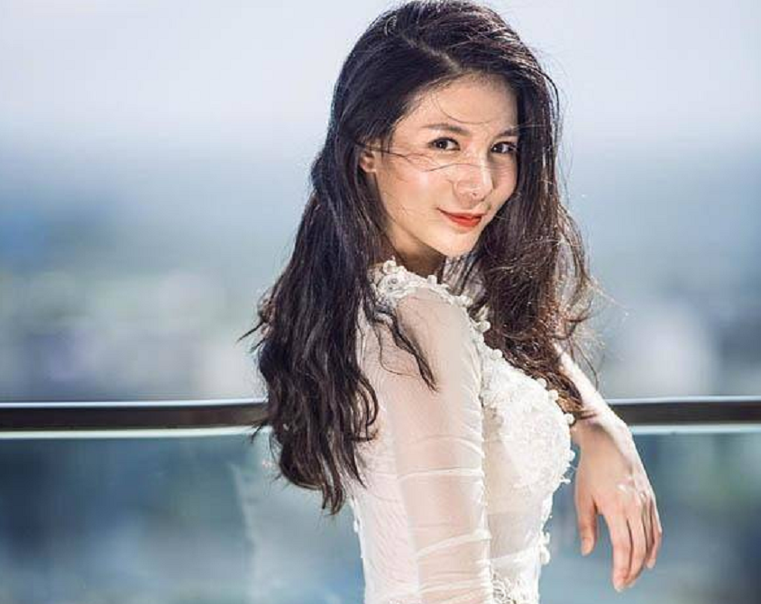 除了竞技状态下滑之外,赵沁心的态度也很有问题,由于外形靓丽,年少