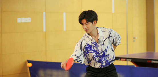 任嘉伦6岁起开始接触乒乓球,并展现了过人的运动天赋,一度成为国家