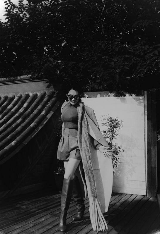 许晴屋顶拍枫叶系质感写真风衣搭配长靴造型更时尚