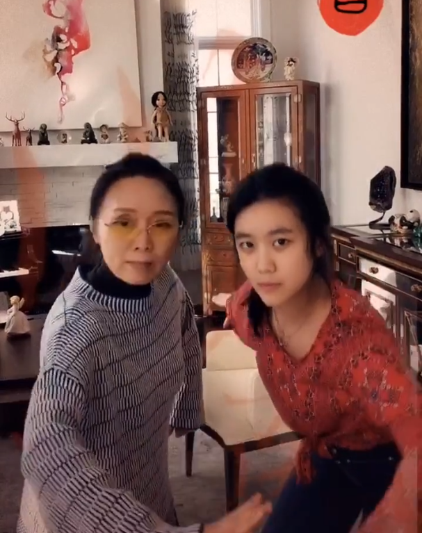 59岁吴琼直播教黄梅戏状态不输28岁女网红与小15岁老公很幸福