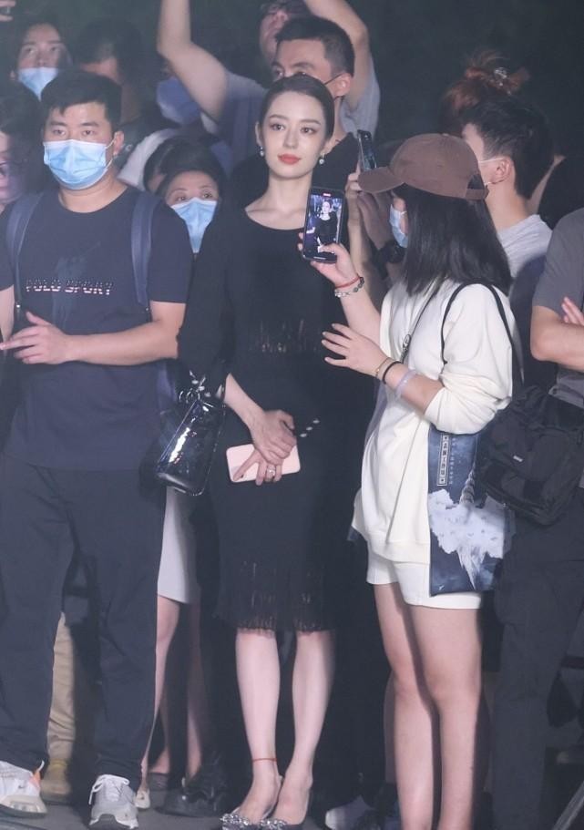 吉娜真的好幸福,穿的简单但很美,搂着老公眼里是有光的