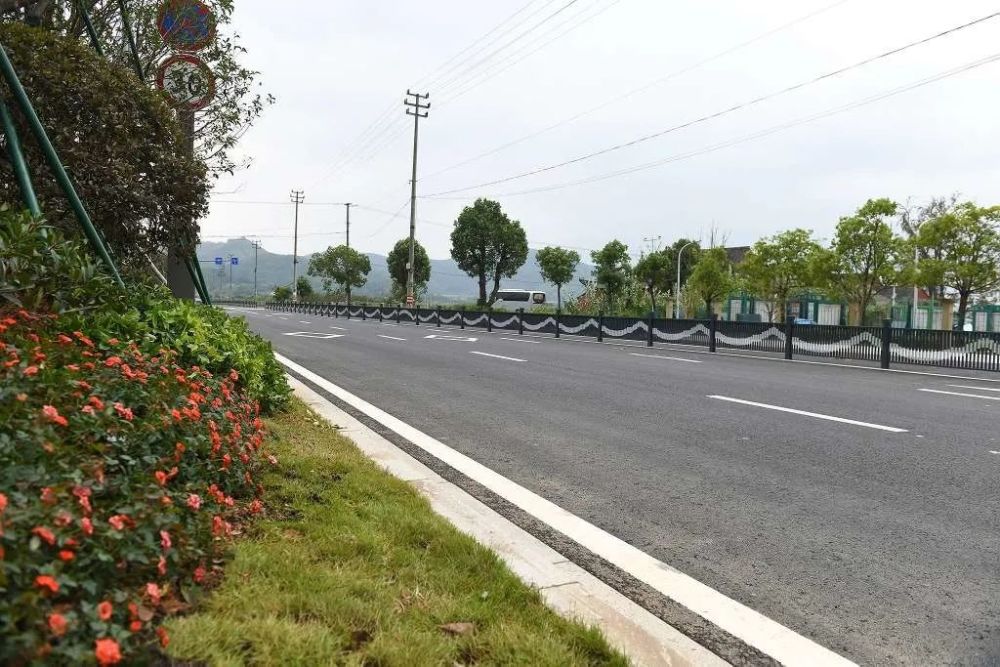 加宽行车道增设人行道奉化又一条道路旧貌换新颜