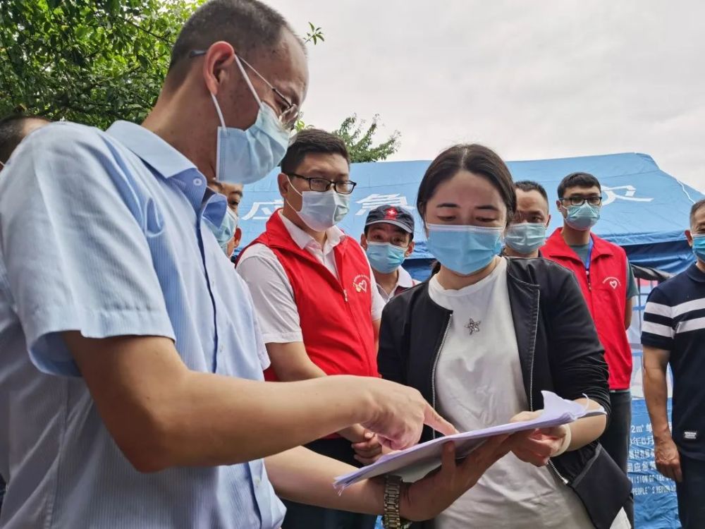 下午3時許,專家組一行來到了瀘縣人民醫院,看望瞭解了受災傷員救治