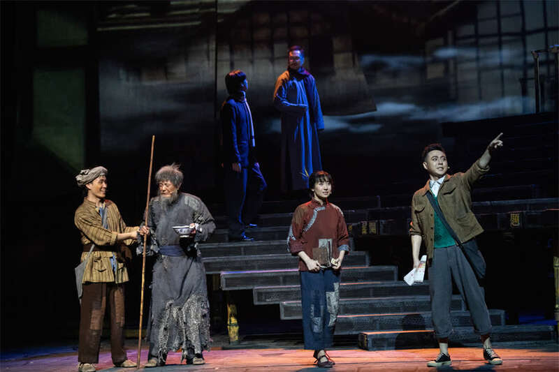 国家一级演员,电影版《报童》中"腊月"的扮演者薛白,此次担任该剧的