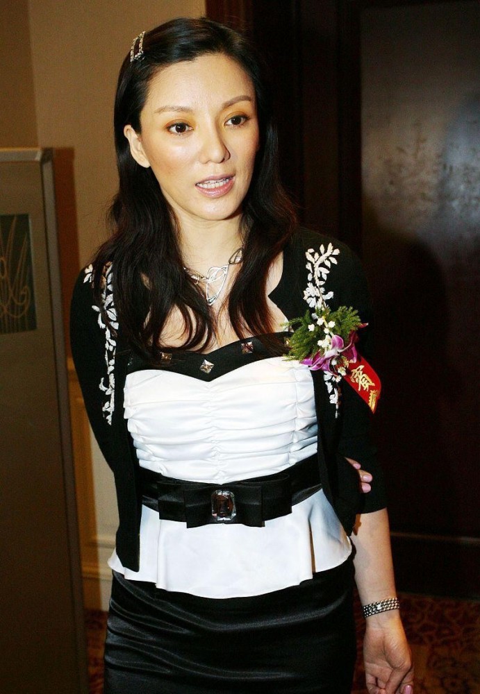 彭丹的脸蛋真是越来越年轻了身材紧致更完美说她30都有人信