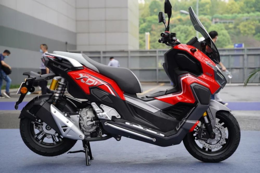 摩博会硬派跨界踏板龙嘉adv300i实车亮相