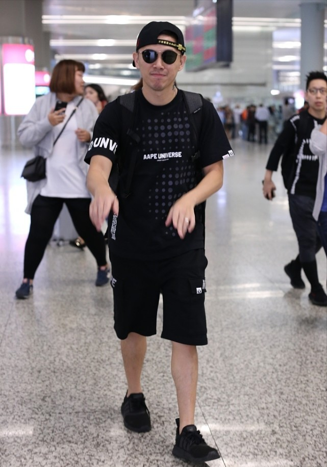 华人说唱"鼻祖"欧阳靖私下挺朴实的,格纹衬衫配牛仔裤,好低调