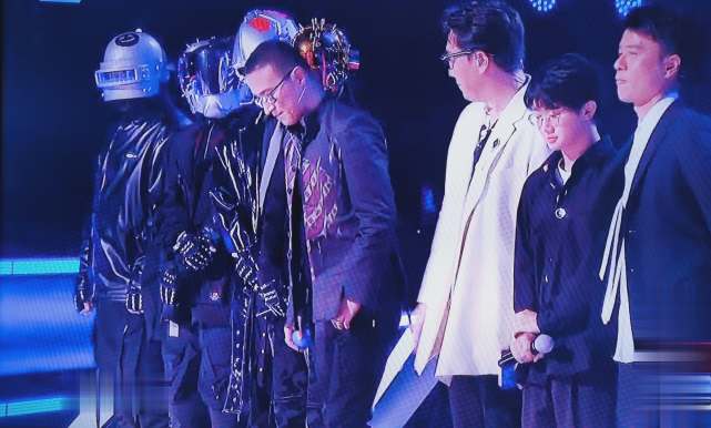 中国好声音汪峰战队vs李克勤战队谭轩辕与伍珂玥对决震撼人心