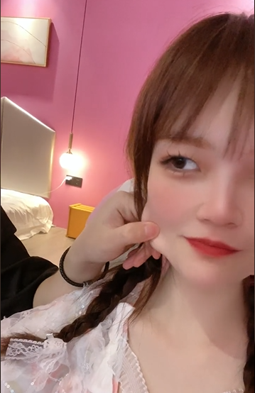 王者荣耀主播小石奶凶和牙膏就是一对网恋的情侣,两人相识于网络,虽然