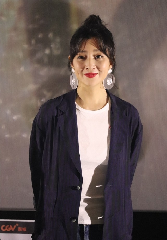 79年的殷桃穿休闲更有味道微胖身材刚刚好笑起来酒窝抢镜