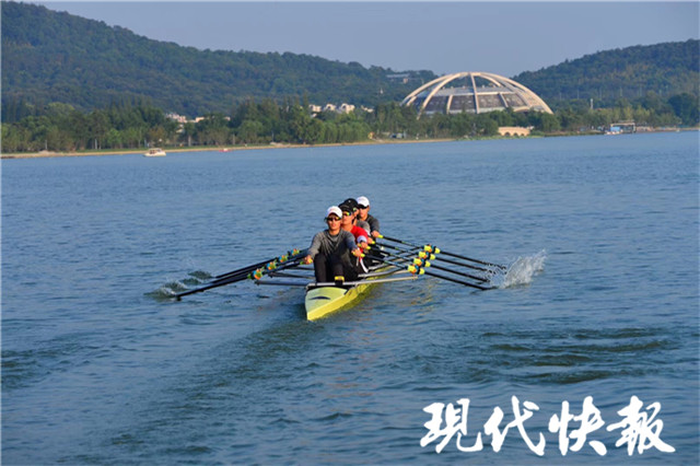 南京市水上运动学校校长朱程明介绍说,近年来,学校坚持体育与文化教育