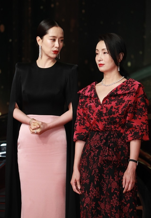 相差5岁的海清和陶虹穿搭得体举止优雅快50也依旧有韵味