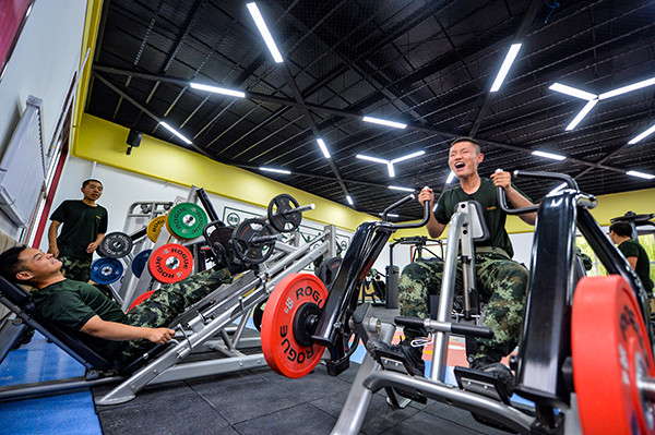 在智慧体育健身馆挥汗如雨的官兵们.战地俱乐部,让驻训生活不再乏味.