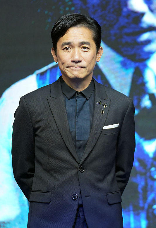 刘嘉玲和梁朝伟同框真养眼,一黑一白的休闲穿搭很般配,挺有气质