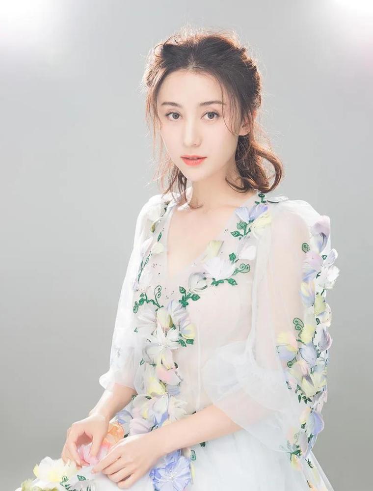 周庭伊知道自己没戏转身就想走,尤小刚却喊住了她.