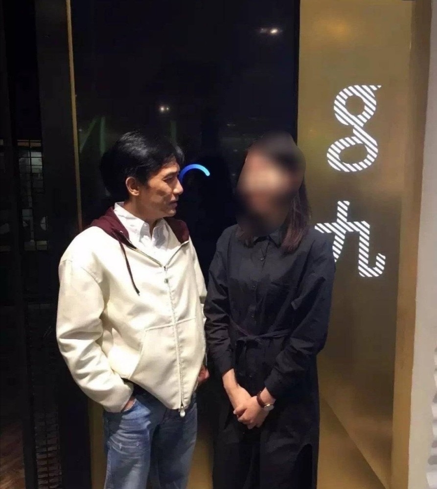 网友爆料被梁朝伟壁咚，刘嘉玲觉得不好意思，事后送女孩一条项链