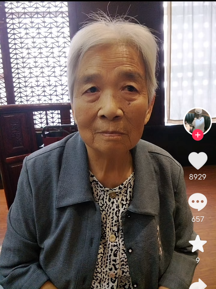 心酸的时刻!许敏90岁母亲为感谢律师帮忙,当众向律师深鞠躬