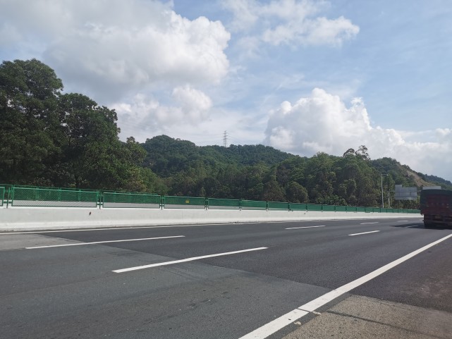 广韶高速沿线66座桥梁增设防坠落网